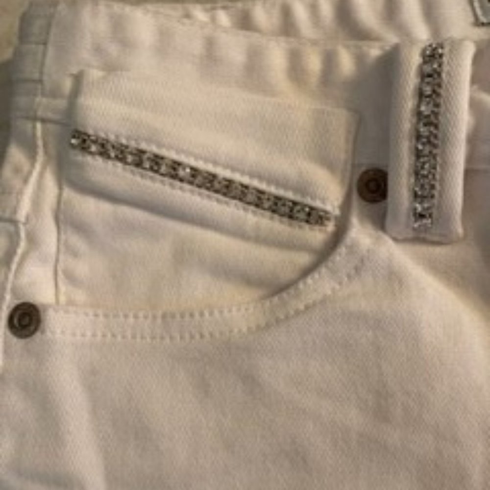 178. Cache White size 4 Capri Pants with rhinestone details